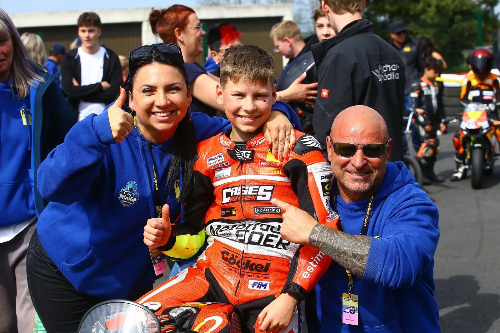 Dariusz Warzecha mit seiner Frau und Sohn Ben im Motorsport-Umfeld