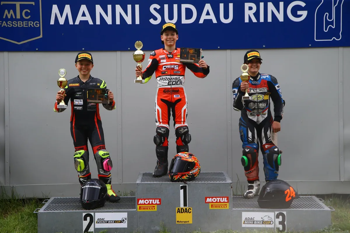 Rennmotorrad in starker Schräglage