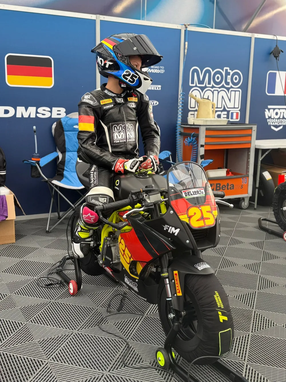 Ben Warzecha auf Motorrad im Fahrerlager